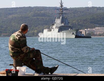 Spanische Kriegsschiff ESPS Almirante Juan de Borbon betritt den Schwarzes Meer Stadt Varna Hafen, östlich von der bulgarischen Hauptstadt Sofia, Freitag, Sept. 19, 2014. Kanadische HMCS Toronto und spanischen Kriegsschiff ESPS Almirante Juan de Borbon sind bei einem dreitägigen Besuch in Bulga Stockfoto