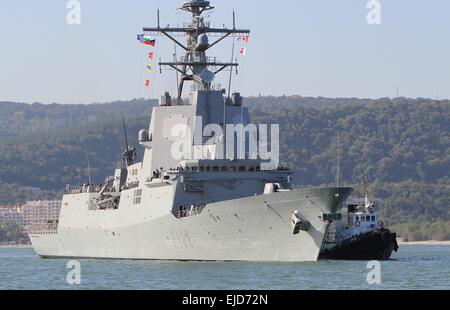 Spanische Kriegsschiff ESPS Almirante Juan de Borbon betritt den Schwarzes Meer Stadt Varna Hafen, östlich von der bulgarischen Hauptstadt Sofia, Freitag, Sept. 19, 2014. Kanadische HMCS Toronto und spanischen Kriegsschiff ESPS Almirante Juan de Borbon sind bei einem dreitägigen Besuch in Bulga Stockfoto