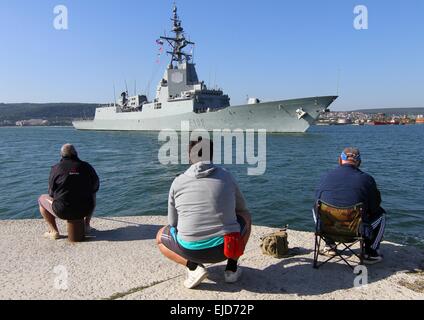 Spanische Kriegsschiff ESPS Almirante Juan de Borbon betritt den Schwarzes Meer Stadt Varna Hafen, östlich von der bulgarischen Hauptstadt Sofia, Freitag, Sept. 19, 2014. Kanadische HMCS Toronto und spanischen Kriegsschiff ESPS Almirante Juan de Borbon sind bei einem dreitägigen Besuch in Bulga Stockfoto