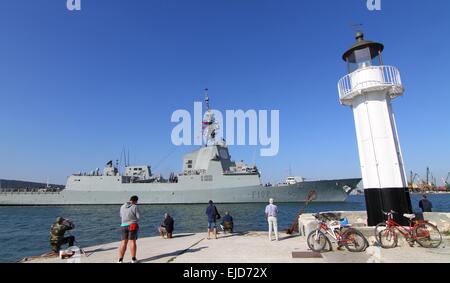 Spanische Kriegsschiff ESPS Almirante Juan de Borbon betritt den Schwarzes Meer Stadt Varna Hafen, östlich von der bulgarischen Hauptstadt Sofia, Freitag, Sept. 19, 2014. Kanadische HMCS Toronto und spanischen Kriegsschiff ESPS Almirante Juan de Borbon sind bei einem dreitägigen Besuch in Bulga Stockfoto