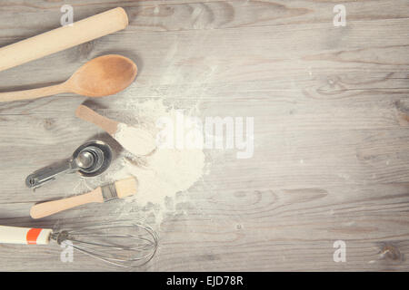 Backutensilien aus Draufsicht auf Holztisch in Vintage-Ton, Platz auf Seite kopieren. Stockfoto