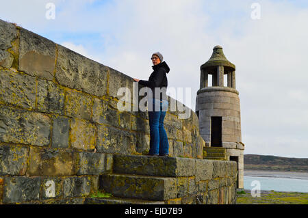 Frau am Pier im Hafen Logan, Dumfries and Galloway, Schottland. Stockfoto