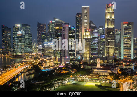 Skyline von Singapur Nacht in der Dämmerung Stockfoto