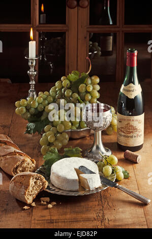 Stillleben mit Zinn, Wein, Käse und Trauben Stockfoto