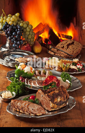 Kaltes Buffet der fränkischen dekoriert auf Zinn vor einem brennenden Kamin, Middle Franconia, Bayern, Deutschland Stockfoto