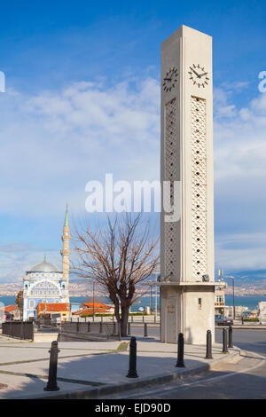 Izmir, Türkei - 12. Februar 2015: Moderne Clock Tower und Fatih Camii (Esrefpasa), alte Moschee, Izmir, Türkei Stockfoto