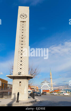 Izmir, Türkei - 12. Februar 2015: Moderne Clock Tower und Fatih Camii (Esrefpasa), alte Moschee in Izmir, Türkei Stockfoto