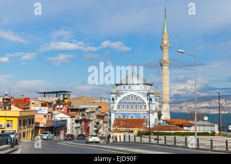 Izmir, Türkei - 12. Februar 2015: Streetview Birlesmis Milietler Cd. mit alten Moschee Fatih Camii (Esrefpasa), Izmir, Türkei Stockfoto