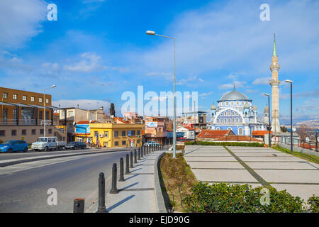 Izmir, Türkei - 12. Februar 2015: Streetview Birlesmis Milietler Cd. mit alten Moschee Fatih Camii (Esrefpasa) Stockfoto