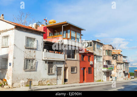 Izmir, Türkei - 12. Februar 2015: Gewöhnliche Straßenansicht mit kleinen Wohnhäuser in einer Reihe, Altstadt von Izmir Stockfoto