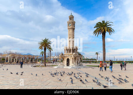 Izmir, Türkei - 12. Februar 2015: Tauben und Wandern Menschen am Konak Square in der Nähe der historischen Uhrturm Stockfoto