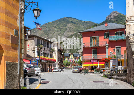Schmalen städtischen Straße zwischen bunten Häusern in Tende, Frankreich. Stockfoto