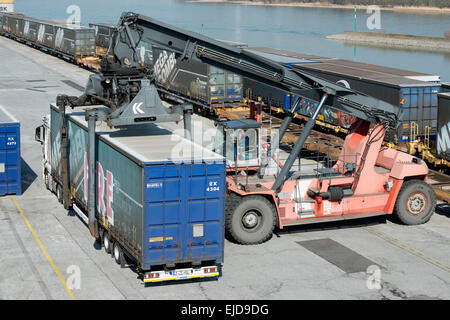 Container verladen auf LKW an Containerterminals Niehl, Köln. Stockfoto