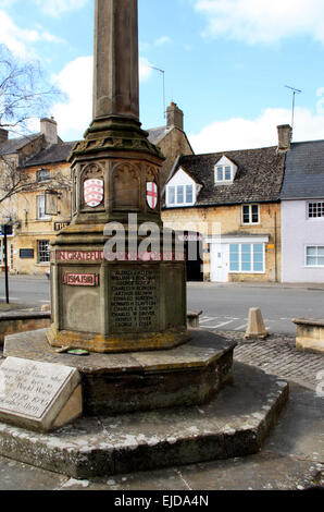 Zündeten Kriegerdenkmal im Cotswold Stadt von Moreton-in-Marsh Gloucestershire, England Stockfoto