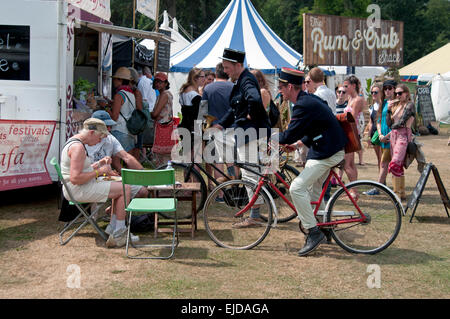 Zwei Entertainer gekleidet als französische Polizisten auf Fahrrädern am Hafen Eliot Festival Cornwall UK Stockfoto