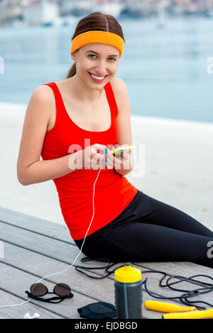 Sportlerin mit Handy Stockfoto