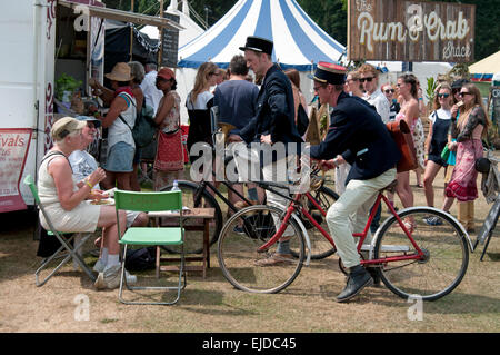 Zwei Entertainer gekleidet als französische Polizisten auf Fahrrädern am Hafen Eliot Festival Cornwall UK Stockfoto