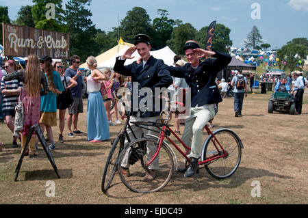 Zwei Entertainer gekleidet als französische Polizisten auf Fahrrädern am Hafen Eliot Festival Cornwall UK Stockfoto