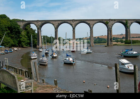 Der Viadukt bei Port Eliot St Deutsche Cornwall Großbritannien mit dem Fluss Tiddy Ebbe mit angelegten Boote im Schlamm sitzen unter den Bögen Stockfoto