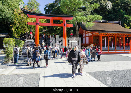 Traditionell gekleidete paar am Fushimi Inari Schrein, Kyoto, Japan Stockfoto