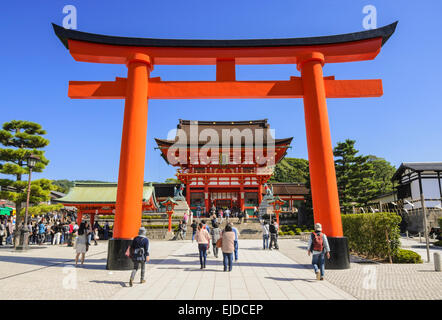 Großen Torri Tor vor dem Turmtor am Fushimi Inari Schrein, Fushimi-Ku, Kyoto, Kansai, Japan Stockfoto