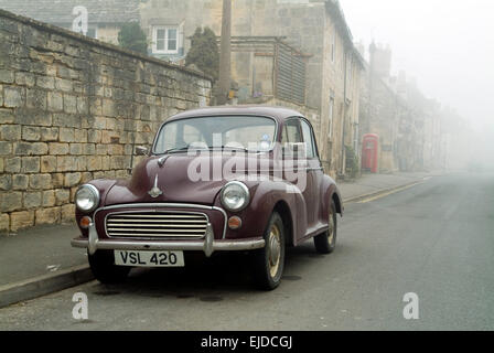 Straßenszene Nebel mit Oldtimer in Winchcombe Cotswolds England UK Europa Stockfoto