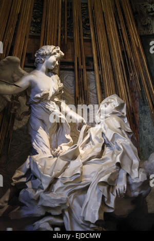 Ekstase der Heiligen Teresa. Barocke Statue von Gian Lorenzo Bernini in der Kirche Santa Maria della Vittoria in Rom, Italien. Stockfoto