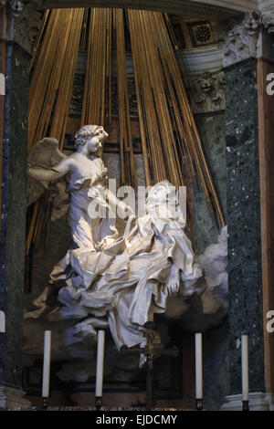 Ekstase der Heiligen Teresa. Barocke Statue von Gian Lorenzo Bernini in der Kirche Santa Maria della Vittoria in Rom, Italien. Stockfoto