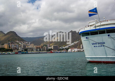 SANTA CRUZ/Teneriffa 7. APRIL 2006 - Blick auf den Hafen von Santa Cruz und an der Rückseite des alten Kreuzfahrtschiff "Van Gogh' Stockfoto