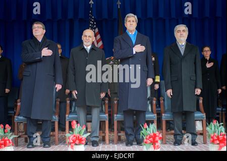 US-Außenminister John Kerry mit Verteidigungsminister Ash Carter und afghanischen Präsidenten Ashraf Ghani und afghanischen CEO Abdullah Abdullah im Pentagon 23. März 2015 in Arlington, Virginia steht. Stockfoto