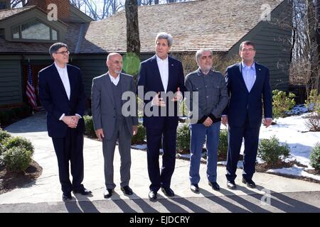 US-Außenminister John Kerry spricht zu den Medien als Finanzminister Jack Lew, afghanische Präsident Ashraf Ghani, afghanische Chief Executive Abdullah Abdullah und Verteidigungsminister Ash Carter blicken auf vor dem Treffen in Camp David 23. März 2015 in Thurmont, Maryland. Stockfoto