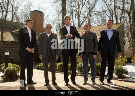 UNS zum Secretary Of State John Kerry Gesten an die Medien als Finanzminister Jack Lew, afghanische Präsident Ashraf Ghani, afghanischer Chef Abdullah Abdullah und Verteidigungsminister Ash Carter vor treffen in Camp David 23. März 2015 in Thurmont, Maryland zu Lächeln. Stockfoto