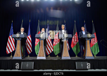 US-Außenminister John Kerry spricht zu den Medien als afghanische Präsident Ashraf Ghani, afghanischer Chef Abdullah Abdullah und Verteidigungsminister Ash Carter sehen auf während einer Nachricht ISTEMERGENCE Hackberry Hangar in Camp David 23. März 2015 in Thurmont, Maryland. Stockfoto