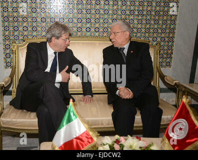 (150324)--besuchen Sie TUNIS, 24 März, 2015(Xinhua)--italienische Außenminister Paolo Gentiloni trifft sich mit Tunisian Foreign Minister Taieb Baccouche (R) bei seinem in Tunis am 24. März 2015. (Xinhua) (Azp) Stockfoto