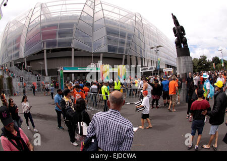 Auckland, Neuseeland. 24. März 2015. Cricket-Fans versammeln, um ICC Cricket World Cup 2015 im Eden Park Rugby Stadium, Semi Final Spiel ein Tag International ODI Spiel zwischen Neuseeland und Südafrika in Auckland, Neuseeland auf Dienstag, 24. März 2015 zu sehen. Bildnachweis: Aloysius Patrimonio/Alamy Live-Nachrichten Stockfoto