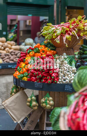 Bunte Marktstand von frischem Obst und Gemüse wie Paprika, Zwiebeln und Rhabarber Stockfoto