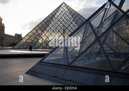 Pyramide am Louvre Museum in Paris, Ile de Paris, Frankreich, Europa | Pyramide im Museum Louvre Paris Il de Paris Frankreich Europa Stockfoto