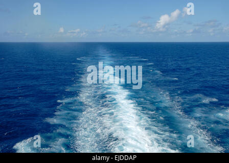 Wache hinter Kreuzfahrtschiff, Caribbean Stockfoto