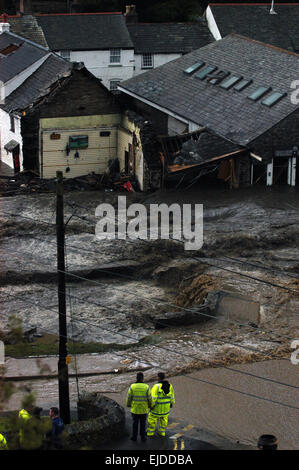 Boscastle Überschwemmungen Notdienste am Tatort nach einer Wasserwand Riss durch Küstenstadt Cornwall, 16. August 2004. Stockfoto