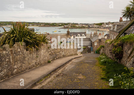 Blick von der Straße über Hugh Town auf der St Mary's in den Scilly Inseln, Großbritannien Stockfoto