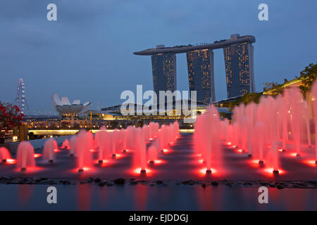 Brunnen in Rosa, Rot gefärbt Brunnen durch das Fullerton Hotel Marina Bay, Singapore. Stockfoto