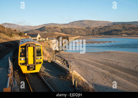 Habe eines der schönsten Bahnreisen U.K.This Küsten-Bahn-Linie in Barmouth kreuzt Brücke über Mawddach Flussmündung Stockfoto