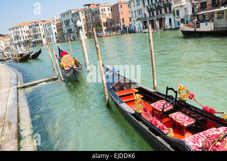 Venedig, Italien-August 12, 2014: traditionelle venezianische Gondel warten einige Touristen, um in einer Gondel in Venedig während eine Sonne tragen Stockfoto