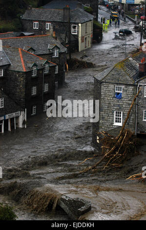 Boscastle Überschwemmungen Notdienste am Tatort nach einer Wasserwand Riss durch Küstenstadt Cornwall, 16. August 2004. Stockfoto