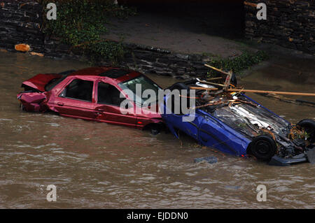 Boscastle Überschwemmungen Notdienste am Tatort nach einer Wasserwand Riss durch Küstenstadt Cornwall, 16. August 2004. Stockfoto