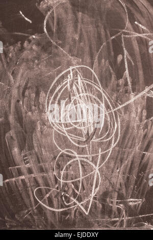 Weißer Kreide markiert und wirbelt auf einem schwarzen Schiefer Tafel Stockfoto