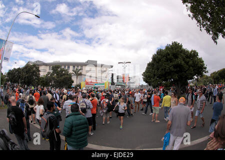 Auckland, Neuseeland. 24. März 2015. Cricket-Fans versammeln, um ICC Cricket World Cup 2015 im Eden Park Rugby Stadium, Semi Final Spiel ein Tag International ODI Spiel zwischen Neuseeland und Südafrika in Auckland, Neuseeland auf Dienstag, 24. März 2015 zu sehen. Bildnachweis: Aloysius Patrimonio/Alamy Live-Nachrichten Stockfoto