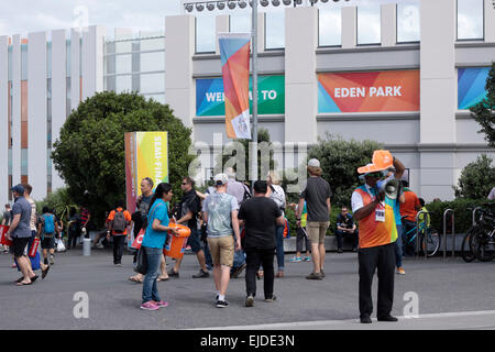 Auckland, Neuseeland. 24. März 2015. Cricket-Fans versammeln, um ICC Cricket World Cup 2015 im Eden Park Rugby Stadium, Semi Final Spiel ein Tag International ODI Spiel zwischen Neuseeland und Südafrika in Auckland, Neuseeland auf Dienstag, 24. März 2015 zu sehen. Stockfoto