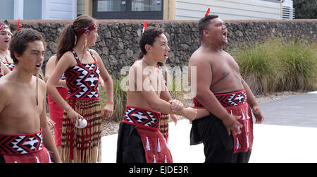 Auckland, Neuseeland. 24. März 2015. Maori Jugendliche führen Haka Kriegsschrei Tanz außerhalb der ICC Cricket World Cup 2015 im Eden Park Rugbystadion während der Semi Final One Day International ODI Spiel zwischen Neuseeland und Südafrika in Auckland, Neuseeland auf Dienstag, 24. März 2015. Bildnachweis: Aloysius Patrimonio/Alamy Live-Nachrichten Stockfoto