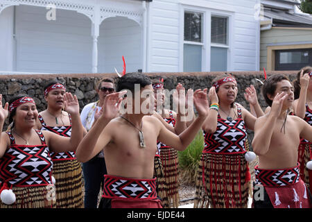 Auckland, Neuseeland. 24. März 2015. Maori Jugendliche führen Haka Kriegsschrei Tanz außerhalb der ICC Cricket World Cup 2015 im Eden Park Rugbystadion während der Semi Final One Day International ODI Spiel zwischen Neuseeland und Südafrika in Auckland, Neuseeland auf Dienstag, 24. März 2015. Bildnachweis: Aloysius Patrimonio/Alamy Live-Nachrichten Stockfoto